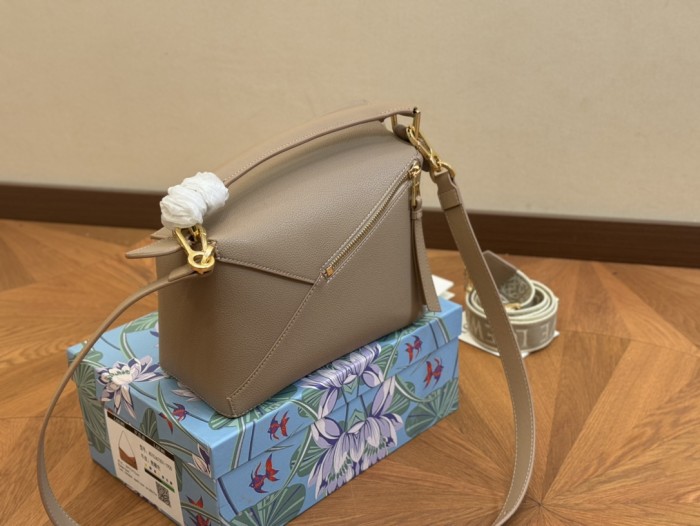 Leather bag ,4A ,size 24x18cm,no box,  B88-12-23