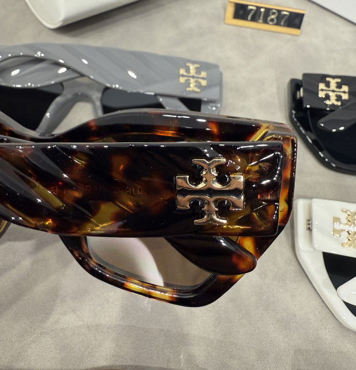 Blue light blocking sunglasses with the box and case ,G25-979-984