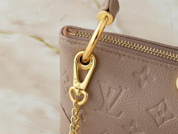 Leather bag ,5A ,size 25x13x5cm,no box,  B88-121