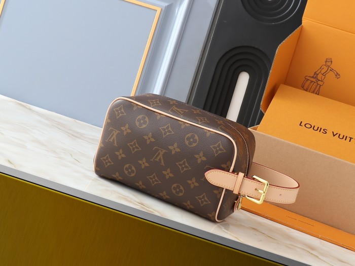 Leather bag ,5A ,size 23x13x12cm,no box,  B75-143