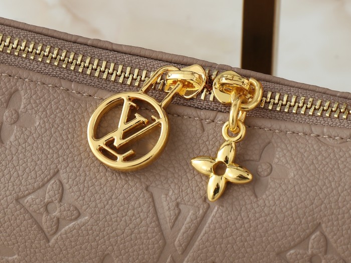 Leather bag ,5A ,size 25x13x5cm,no box,  B88-121