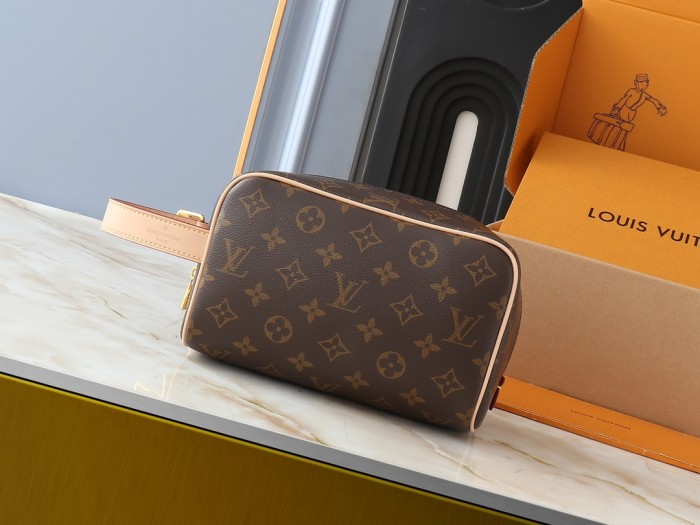Leather bag ,5A ,size 23x13x12cm,no box,  B75-143