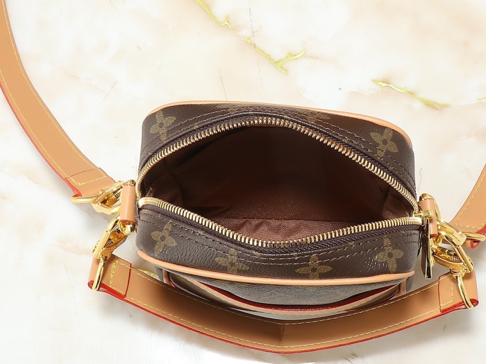 Leather bag ,5A ,size 16x21x6cm,no box,  B88-145