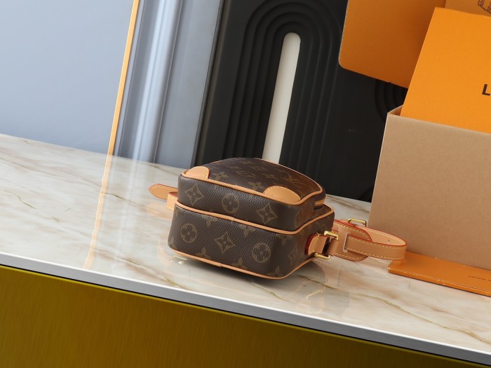 Leather bag ,5A ,size 13.5x20x8cm,no box,  B88-146