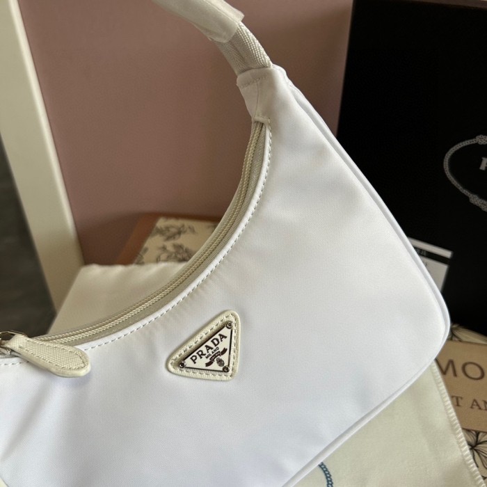Nylon bag ,budget ,size 20cm,no box,  B35-191-196