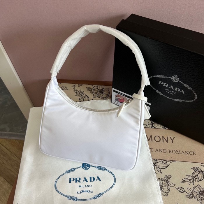 Nylon bag ,budget ,size 20cm,no box,  B35-191-196