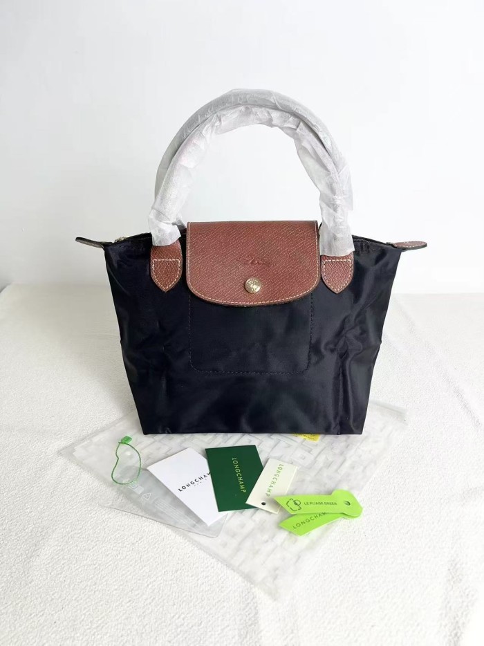 Nylon bag，budget,size 23x14x22cm or 28x15.5x26.5cm or 31x19x30cm, B28-123-151