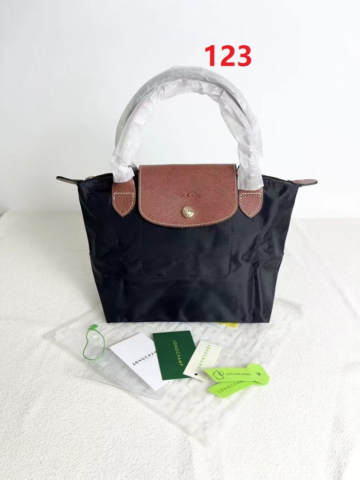 Nylon bag，budget,size 23x14x22cm or 28x15.5x26.5cm or 31x19x30cm, B28-123-151