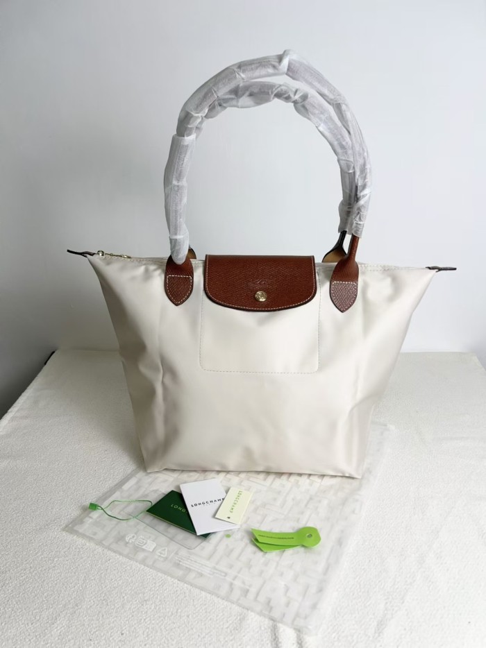 Nylon bag，budget,size 23x14x22cm or 28x15.5x26.5cm or 31x19x30cm, B28-123-151