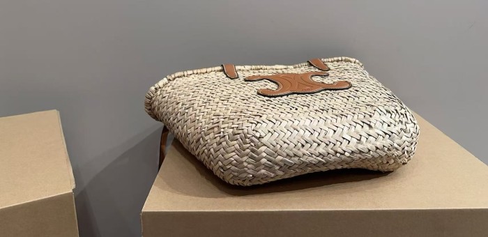 The basket is made of straw bag ,3A ,size 25*23cm, no box,  B68-108