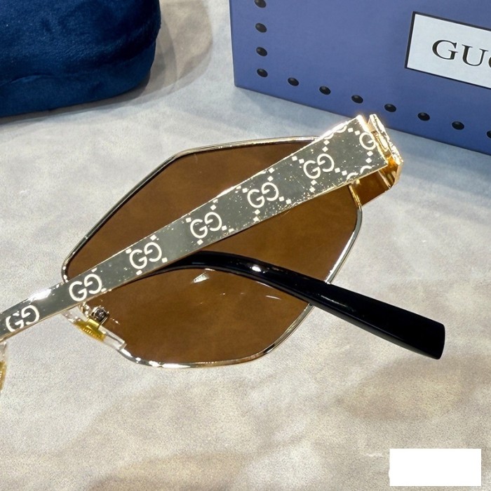 Blue light blocking sunglasses with the box and case ,G25-1477-1482