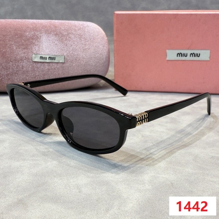 Blue light blocking sunglasses with the box and case ,G25-1439-1447