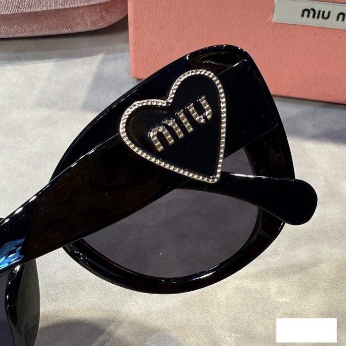 Blue light blocking sunglasses with the box and case ,G25-1519-1524