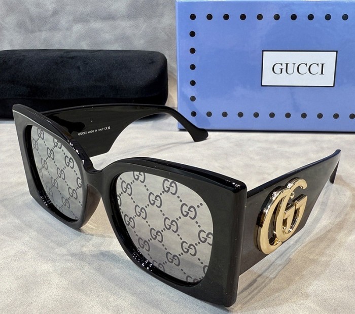 Blue light blocking sunglasses with the box and case ,G25-1547-1553