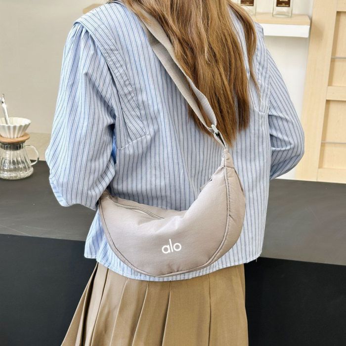 Waist bag, sports yoga bag, crossbody bag, velvet material. size: 33*17cm, shoulder strap length: 115cm.B15-38-45