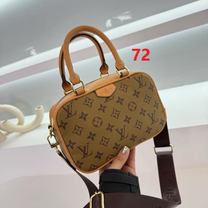 PU leather bag ,  no box, size 21.5x14x8.5cm , B30-72-77