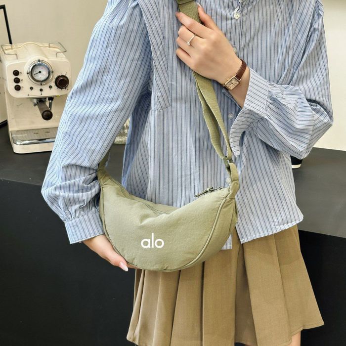 Waist bag, sports yoga bag, crossbody bag, velvet material. size: 33*17cm, shoulder strap length: 115cm.B15-38-45
