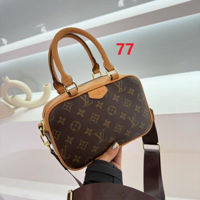 PU leather bag ,  no box, size 21.5x14x8.5cm , B30-72-77