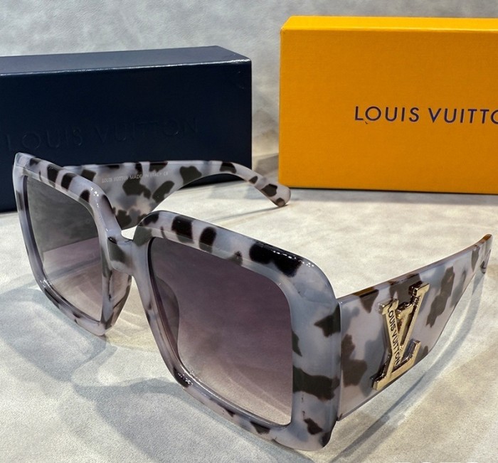 Blue light blocking sunglasses with the box and case ,G25-1775-1780