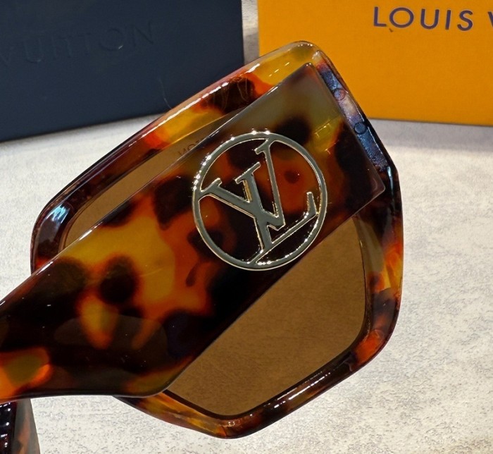 Blue light blocking sunglasses with the box and case ,G25-1750-1754