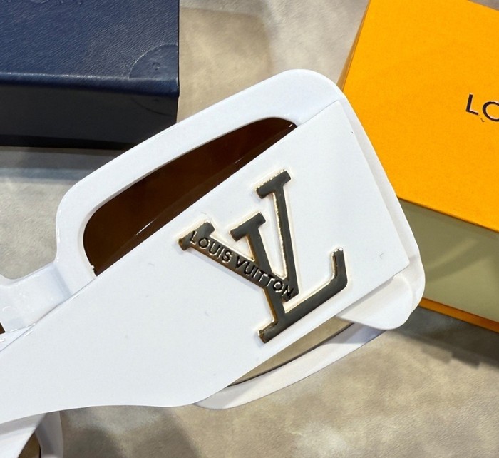 Blue light blocking sunglasses with the box and case ,G25-1775-1780