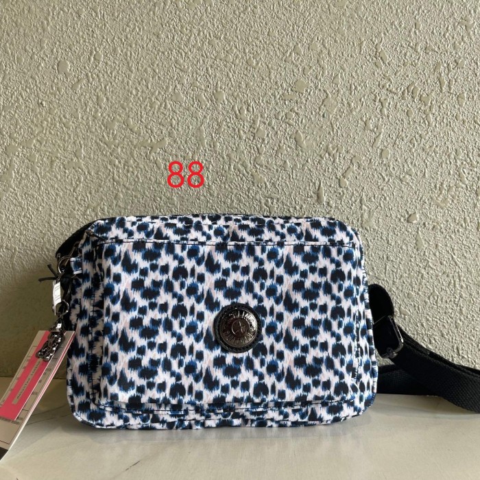 Nylon canvas Single-shoulder bag, crossbody bag，Size 24*17*9cm.B50-79-97