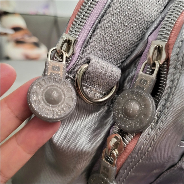 Nylon canvas Single-shoulder bag, crossbody bag，Size 21*10*24cm.B50-98-109