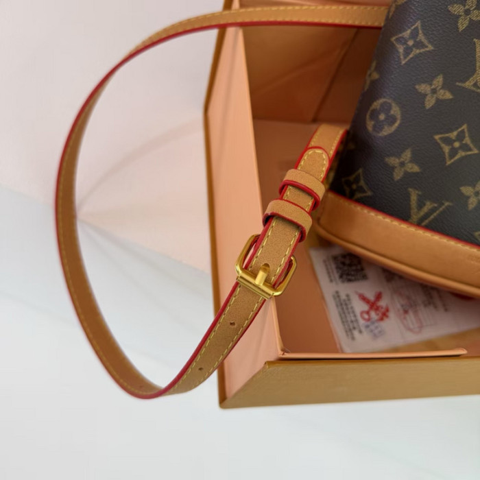 PU leather bag ,budget ,no box, size 20x23x8cm, B35-198-201