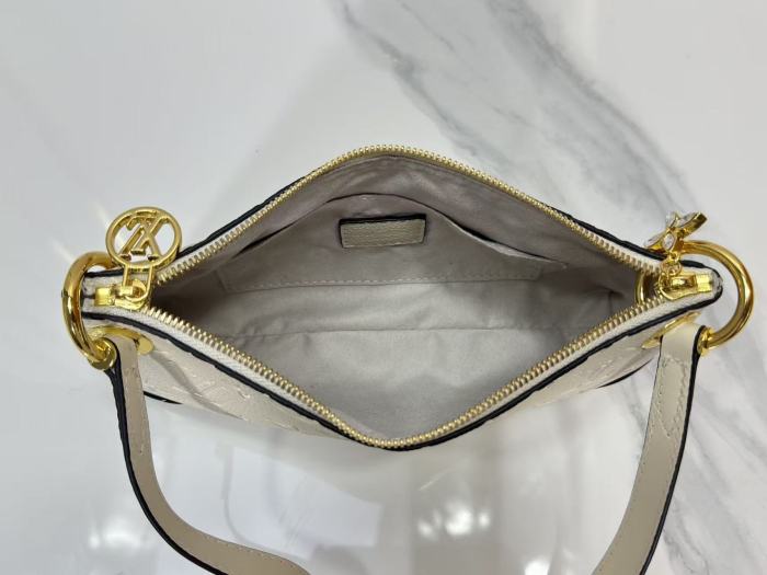Leather bag ,5A ,size 25x13x5cm,no box,  B88-122