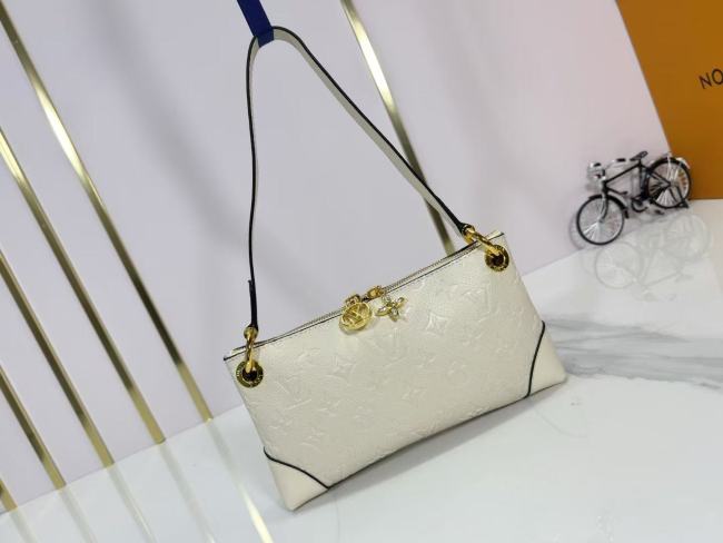 Leather bag ,5A ,size 25x13x5cm,no box, B88-122
