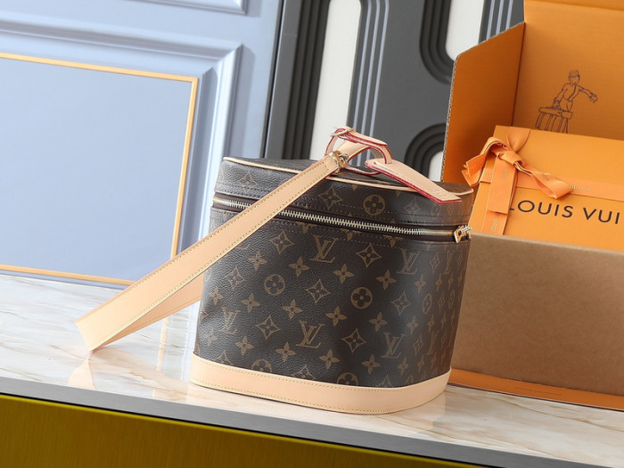 Leather bag ,5A ,size 31.5x20x21cm,no box,  B110-365
