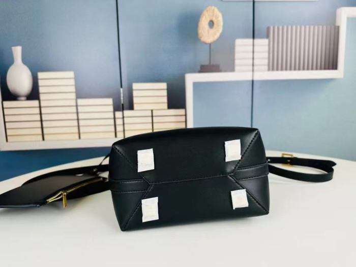 Leather bag ,5A ,size 19*26*10cm,no box,  B110-417