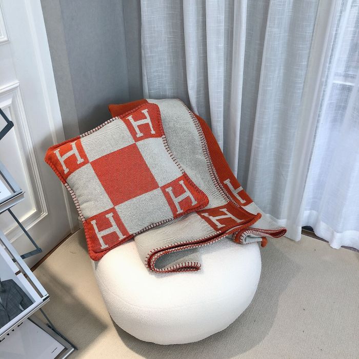 A set of one blanket + one pillowcase , Wool blanket size 140-175cm--weight 800g,  pillowcase not including the pillow core ,size 45*45cm--weight 175g, SF55-13-21