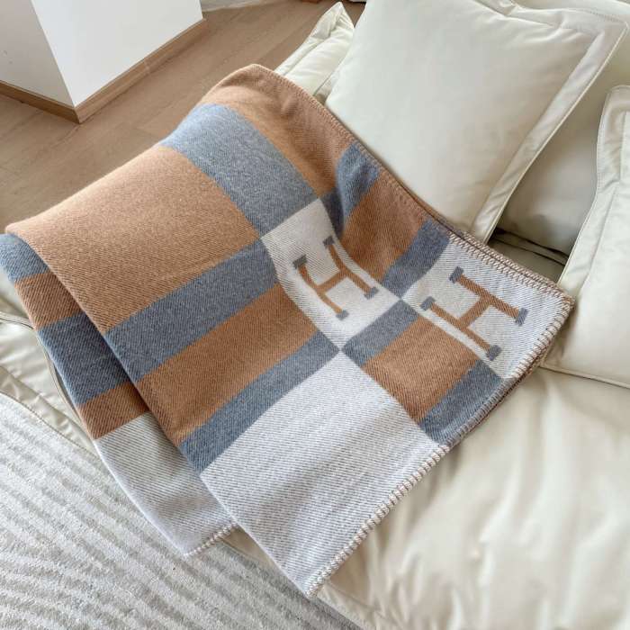 A set of one blanket + one pillowcase , Wool blanket size 140-175cm--weight 800g,  pillowcase not including the pillow core ,size 45*45cm--weight 175g, SF55-22-25