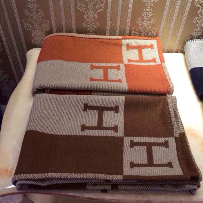 A set of one blanket + one pillowcase , Wool blanket size 140-175cm--weight 800g,  pillowcase not including the pillow core ,size 45*45cm--weight 175g, SF55-13-21