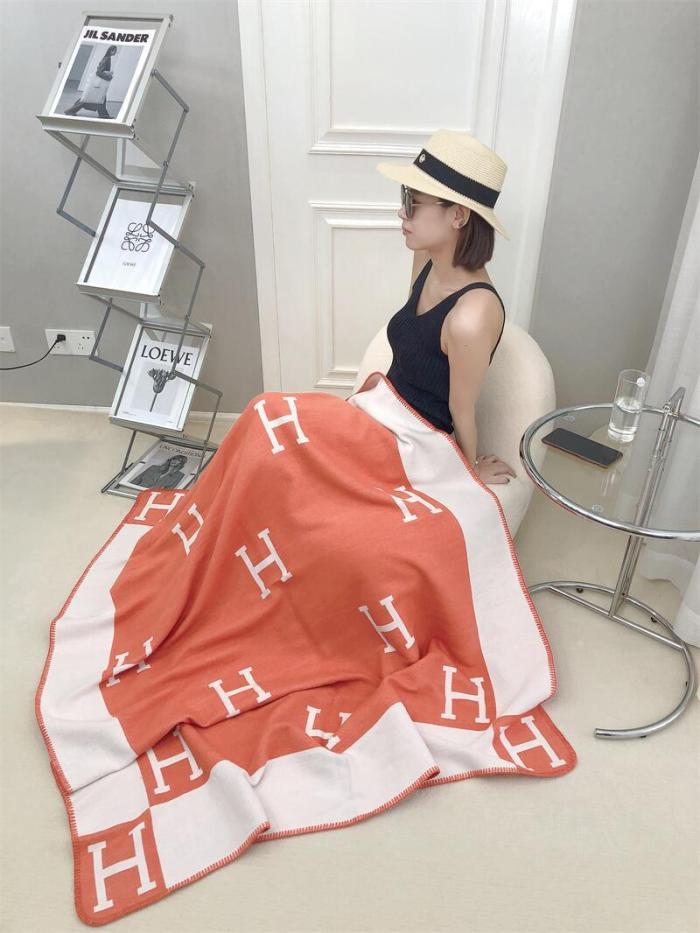 A set of one blanket + one pillowcase , Wool blanket size 140-175cm--weight 800g,  pillowcase not including the pillow core ,size 45*45cm--weight 175g, SF55-13-21
