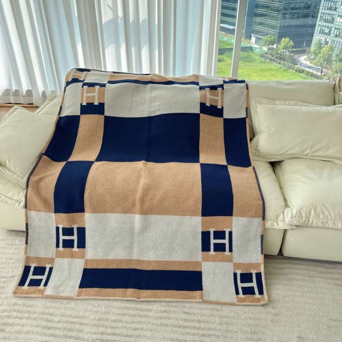 A set of one blanket + one pillowcase , Wool blanket size 140-175cm--weight 800g,  pillowcase not including the pillow core ,size 45*45cm--weight 175g, SF55-22-25