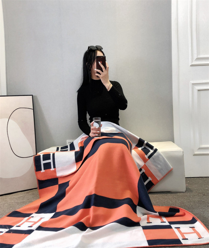 A set of one blanket + one pillowcase , Wool blanket size 140-175cm--weight 800g,  pillowcase not including the pillow core ,size 45*45cm--weight 175g, SF55-22-25