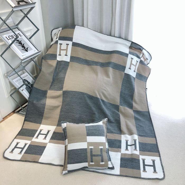 A set of one blanket + one pillowcase , Wool blanket size 140-175cm--weight 800g,  pillowcase not including the pillow core ,size 45*45cm--weight 175g, SF55-22-25