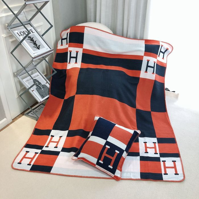 A set of one blanket + one pillowcase , Wool blanket size 140-175cm--weight 800g,  pillowcase not including the pillow core ,size 45*45cm--weight 175g, SF55-22-25