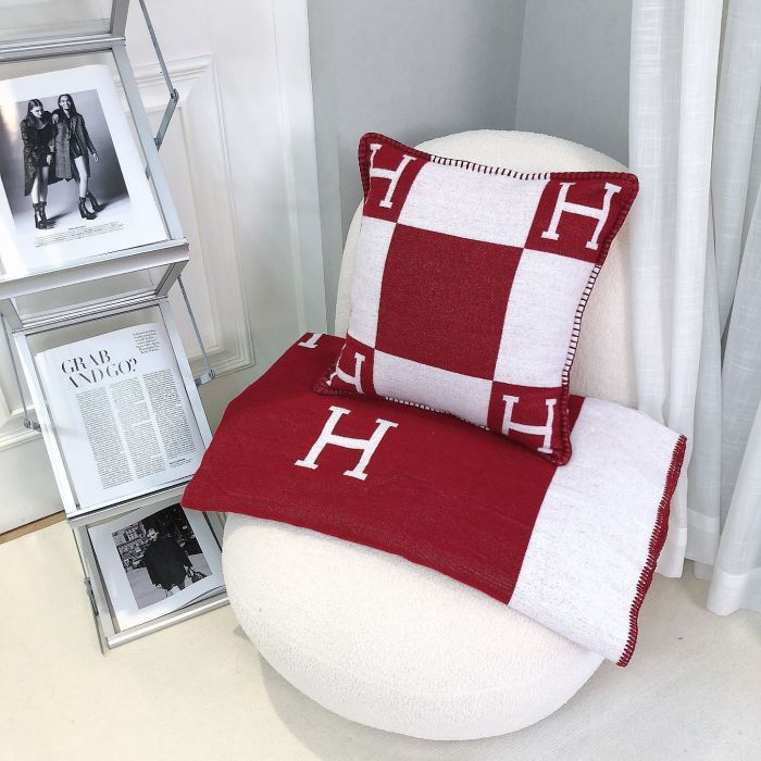 A set of one blanket + one pillowcase , Wool blanket size 140-175cm--weight 800g,  pillowcase not including the pillow core ,size 45*45cm--weight 175g, SF55-13-21