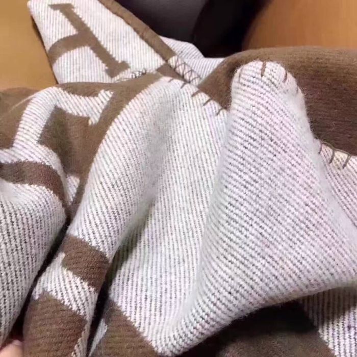 A set of one blanket + one pillowcase , Wool blanket size 140-175cm--weight 800g,  pillowcase not including the pillow core ,size 45*45cm--weight 175g, SF55-13-21