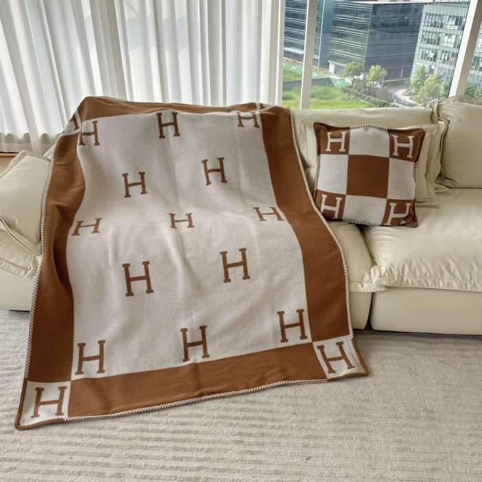 A set of one blanket + one pillowcase , Wool blanket size 140-175cm--weight 800g,  pillowcase not including the pillow core ,size 45*45cm--weight 175g, SF55-13-21
