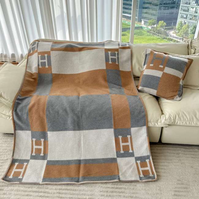A set of one blanket + one pillowcase , Wool blanket size 140-175cm--weight 800g, pillowcase not including the pillow core ,size 45*45cm--weight 175g, SF55-22-25