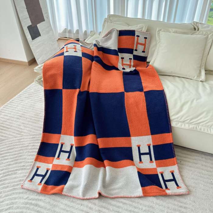 A set of one blanket + one pillowcase , Wool blanket size 140-175cm--weight 800g,  pillowcase not including the pillow core ,size 45*45cm--weight 175g, SF55-22-25
