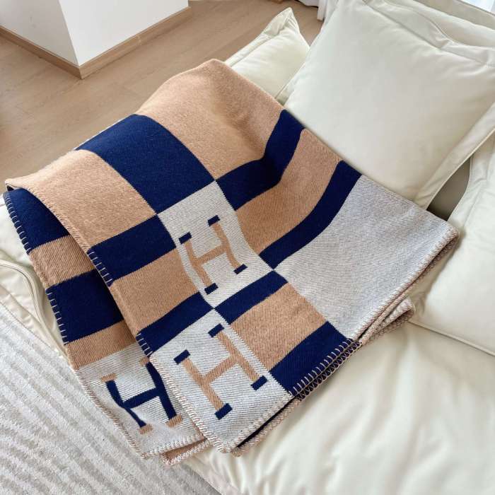 A set of one blanket + one pillowcase , Wool blanket size 140-175cm--weight 800g,  pillowcase not including the pillow core ,size 45*45cm--weight 175g, SF55-22-25
