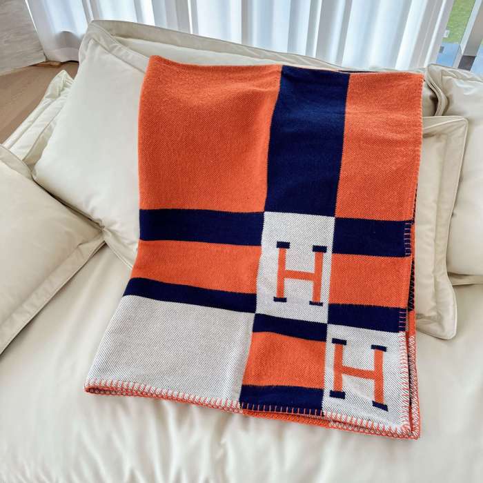 A set of one blanket + one pillowcase , Wool blanket size 140-175cm--weight 800g,  pillowcase not including the pillow core ,size 45*45cm--weight 175g, SF55-22-25