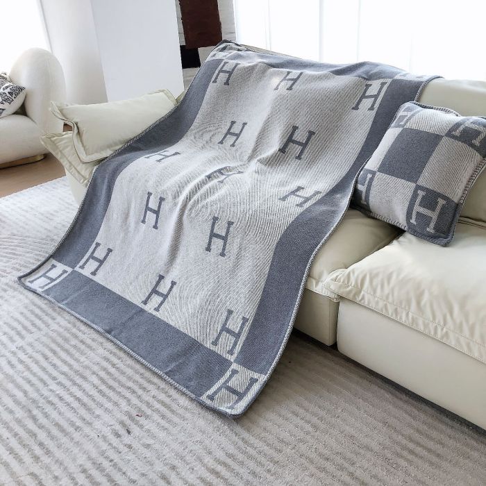 A set of one blanket + one pillowcase , Wool blanket size 140-175cm--weight 800g,  pillowcase not including the pillow core ,size 45*45cm--weight 175g, SF55-13-21