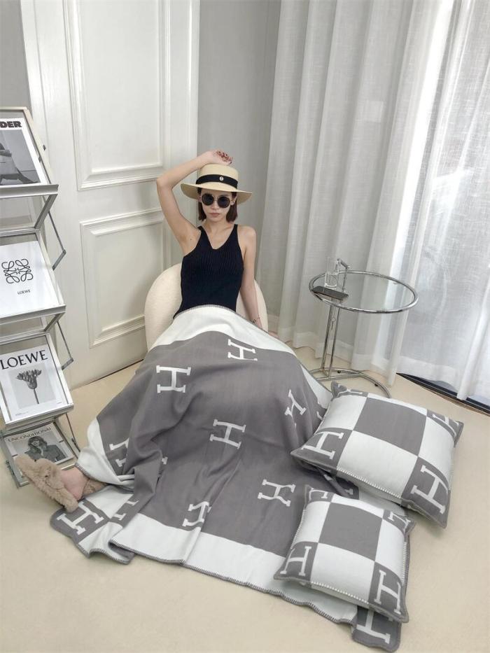 A set of one blanket + one pillowcase , Wool blanket size 140-175cm--weight 800g,  pillowcase not including the pillow core ,size 45*45cm--weight 175g, SF55-13-21