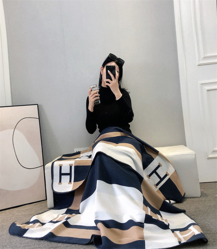 A set of one blanket + one pillowcase , Wool blanket size 140-175cm--weight 800g,  pillowcase not including the pillow core ,size 45*45cm--weight 175g, SF55-22-25